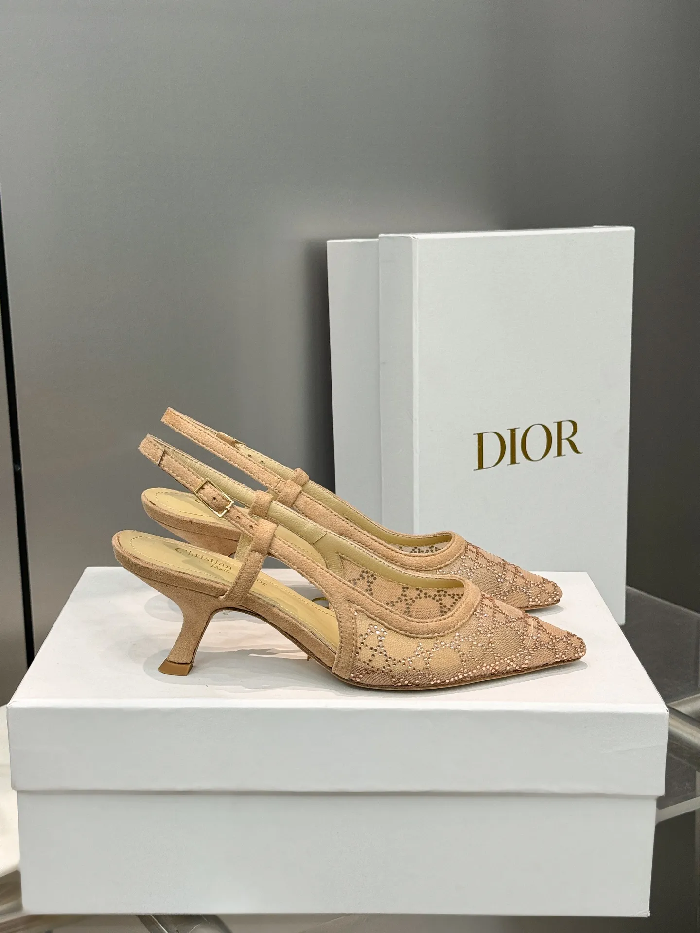 👟👟Ex-factory price 580👟👟 Dior 2025 spring and summer catwalk new style bling...bling...crystal shoes Capture series high-heeled women's shoes Star-same rhinestone square toe cannage pattern cat heel slip-on sandals The top high-end version on the market Exclusive sale Material: Original custom mesh inlaid with hot Australian rhinestones + water-dyed sheepskin feet + original molded hardware buckles + Italian leather outsole Heel height: 6.5CM/9.5CM size: 34-43 (34.40.41.42.43. Customized, non-refundable)